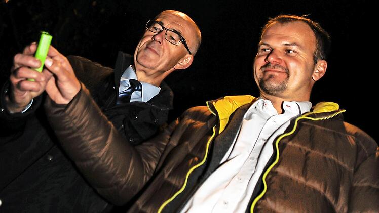 Frensdorfs Bürgermeister Jakobus Kötzner (links) und Stadtwerke-Beleuchtungsexperte Matthias Windfelder mit der Steuerungseinheit für die autarken Solarlaternen