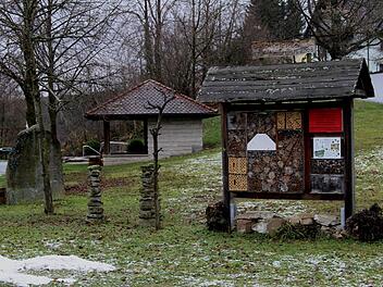 Schön und praktisch zugleich ist diese Nisthilfe am Ortseingang von Neubrunn: ein perfektes Insektenhotel.