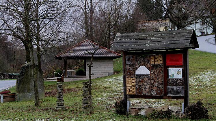 Schön und praktisch zugleich ist diese Nisthilfe am Ortseingang von Neubrunn: ein perfektes Insektenhotel.