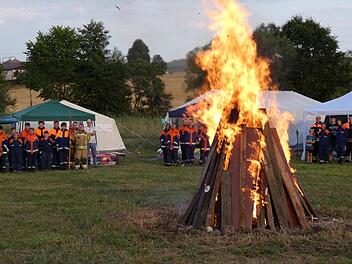 Das Lagerfeuer brennt, die Jugendzeltlager der Jugendfeuerwehren ist damit er&ouml;ffnet.  Christian Licha