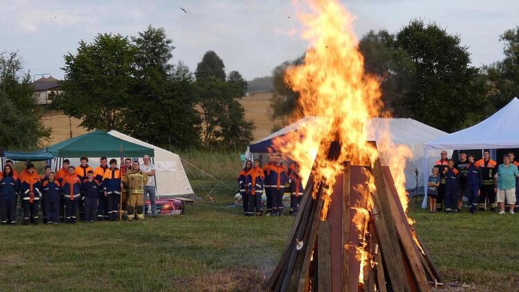 Das Lagerfeuer brennt, die Jugendzeltlager der Jugendfeuerwehren ist damit er&ouml;ffnet.  Christian Licha