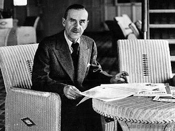 1947 entstand dieses Foto von Thomas Mann in den USA. Wegen der Nazis war er dorthin geflüchtet. Insgesamt dauerte sein Exil 15 Jahre.Archiv/dpa