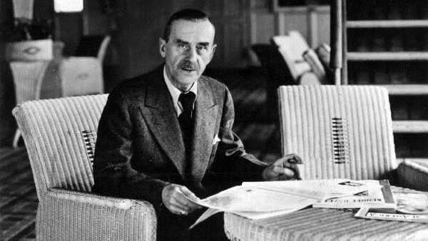 1947 entstand dieses Foto von Thomas Mann in den USA. Wegen der Nazis war er dorthin geflüchtet. Insgesamt dauerte sein Exil 15 Jahre.Archiv/dpa