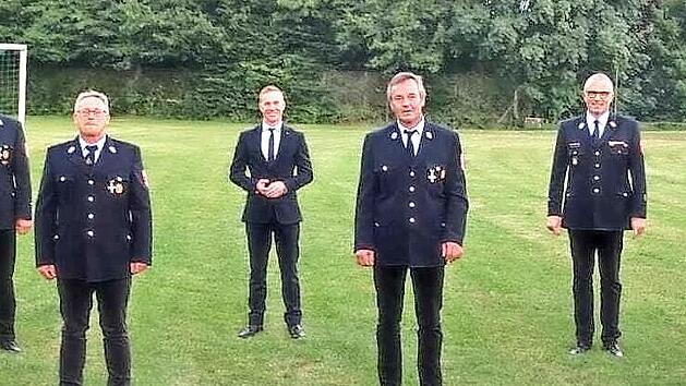 Die mit dem Staatlichen Ehrenzeichen Ausgezeichneten zusammen mit den Feuerwehrf&uuml;hrungskr&auml;ften und Ehreng&auml;sten