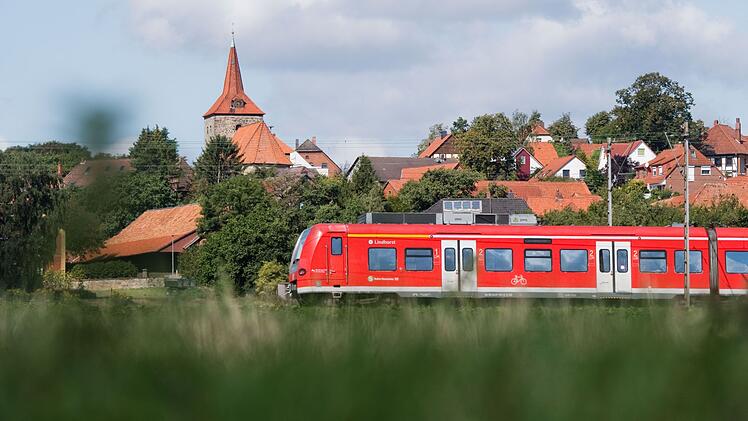 Landkreis Lichtenfels: Bayerisches Erm&auml;&szlig;igungsticket kommt - wann Azubis und Studenten weniger zahlen