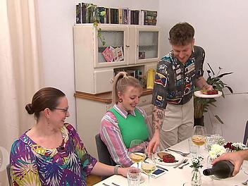 Mit einem veganen Steak-Tatar haben Sabrina (links) und Franzi bei Niclas nicht gerechnet.
