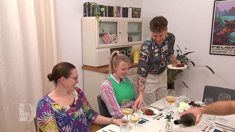 Mit einem veganen Steak-Tatar haben Sabrina (links) und Franzi bei Niclas nicht gerechnet.