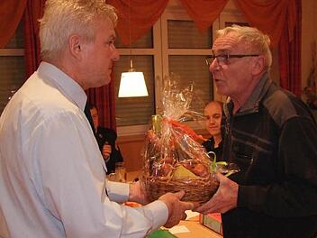 Mit einem großen Geschenkkorb bedankte sich der 2. Vorsitzende des Feuerwehrvereins Kirchschönbach Otmar Feth bei Fritz Bayer. Foto: Berthold