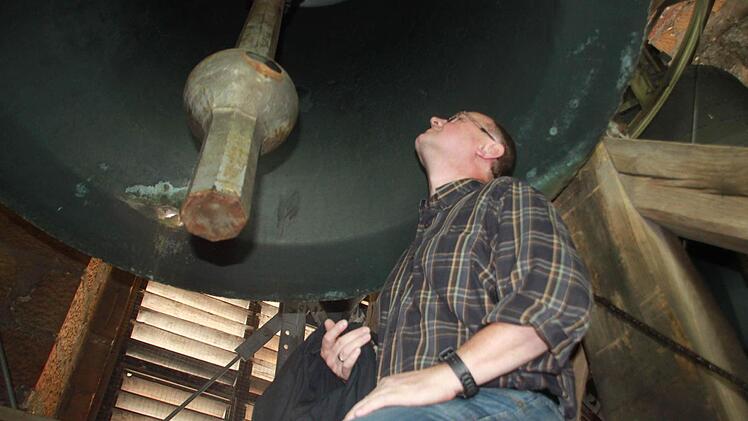 Georg Hagel inspiziert eine der Glocken