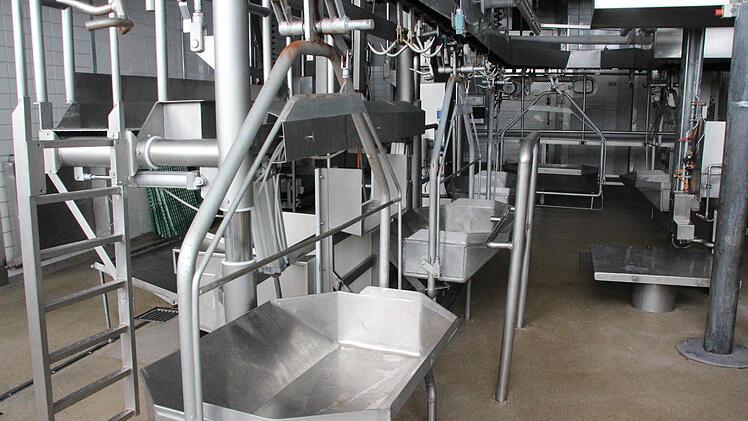 In diesen Wannen werden Därme und Pansen direkt in die Kuttelei gefahren.