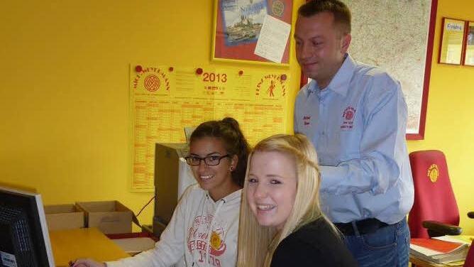 Jessica Faria und Laura Dauer mit Michael Bauer, einem der Ausbilder bei Weyermann.  Foto: Weyermann