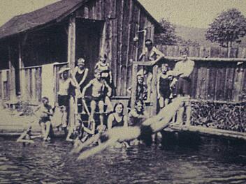 Beliebter Treffpunkt im Sommer: das Lohmühlbad am Stadsteinacher Sportheim. Reproduktionen: Siegfried Sesselmann