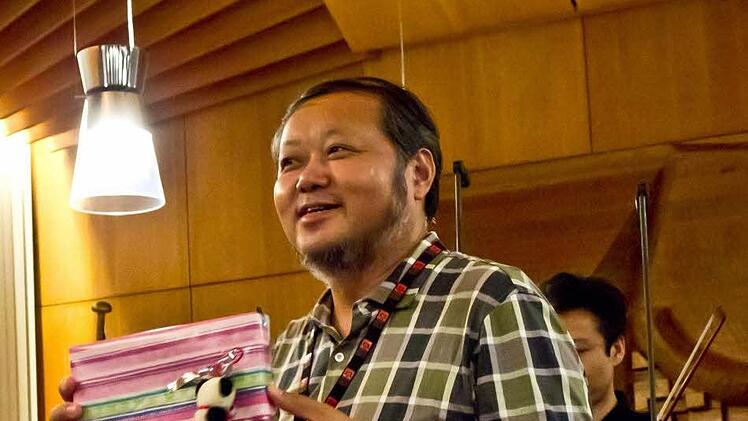 Das Streicherensemble der Renmin University of China gastierte im Rathaussaal Neustadt. Am Ende gab es ein Gastgeschenk für den künstlerischen Leiter Fang Zhao.Foto: Jochen Berger