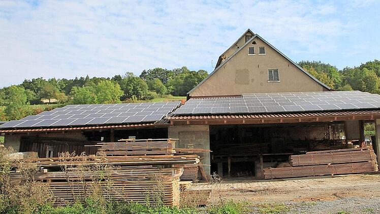 Ein zweites Standbein in der eigenen Stromversorgung ist diese Photovoltaikanlage auf zwei Dächern der Jörgenmühle. Sie liefert seit 2013 Strom.Foto: Heike Beudert