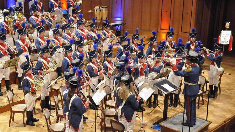 In Verbundenheit mit den französischen Freunden intonierte das Jugendmusikkorps im Stehen die die französische Nationalhymne "Marseillaise". Foto: Peter Klopf