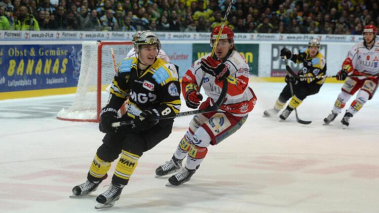 Fedor Kolupaylo wird vom Crimmitschauer Jan Tramm verfolgt. Foto: Peter Mularczyk