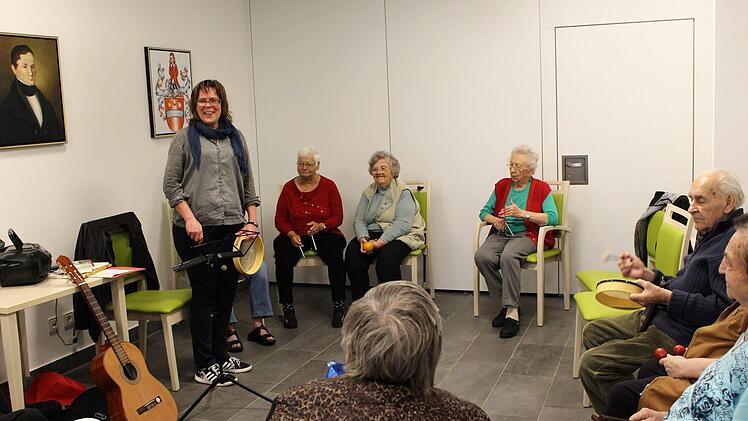 Daniela Wagner bietet im Bad Brückenauer Seniorenzentrum Waldenfels Musikunterricht für die Bewohner an.  Foto: Julia Raab