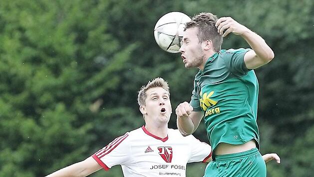 Marc Eckstein von der DJK (rechts) kommt vor dem Memmelsdorfer Markus Saal an den Ball.  Foto: sportpress