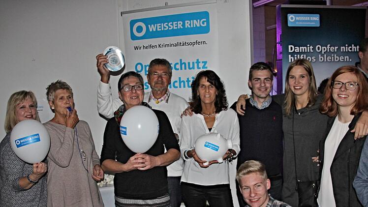 Fans, die der Rockmusik zugetan sind, aber auch ein Herz für den Weißen Ring haben, konnte Sabine Hemmerich (Fünfte von links) um sich scharen. Foto: Helmut Will