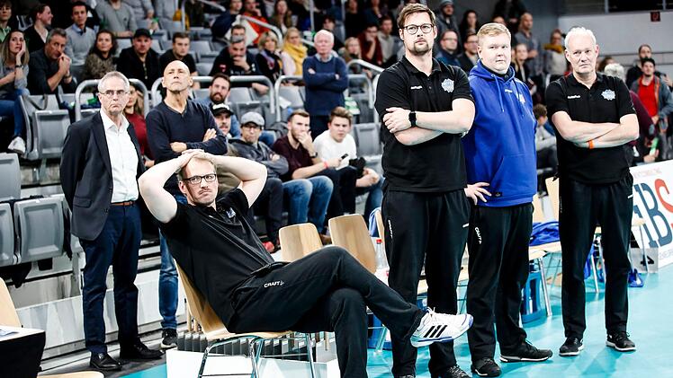 Betretene Mienen wohl auch jetzt angesichts der finanziellen Schieflage, vorn von links: Cheftrainer Marco Donat, Co-Trainer Sebastian Richter, Co-Trainer Felix Reschke, Physiotherapeut Martin Winter; hinten von links: Manager Rolf Werner, Mannschaftsarzt Dr. Dr. Andreas Först Foto: D. Löb
