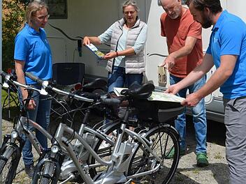 Wander- und Radkarten gehören zur Willkommenstüte in Bad Rodach: Stine Michel, Alrun und Dieter Huyke und René Michel am Wohnmobil der Huykes.  Foto: Gabi Bertram