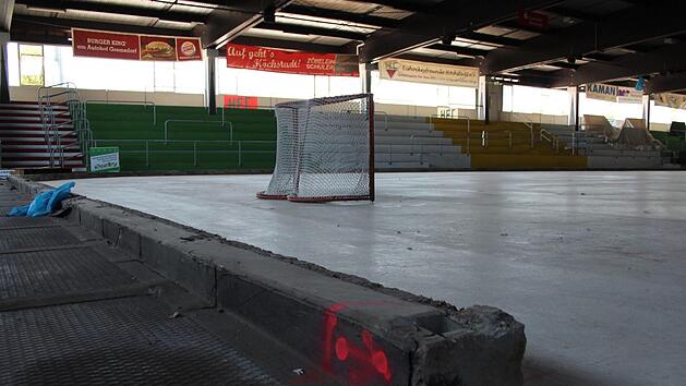 Die alte Bande im Eisstadion ist bereits abgebaut, die neue soll bis Saisonbeginn stehen.  Foto: Andreas Dorsch