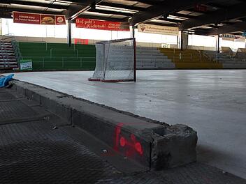 Die alte Bande im Eisstadion ist bereits abgebaut, die neue soll bis Saisonbeginn stehen.  Foto: Andreas Dorsch
