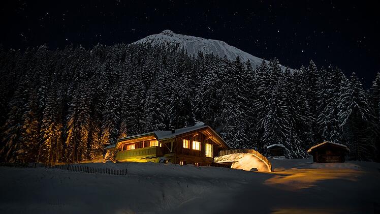 Lange, erlebnisreiche Tage im Schnee und abends ein heißes Getränk in einer Berghütte: Was brauchst du für einen gelungenen Winterurlaub?