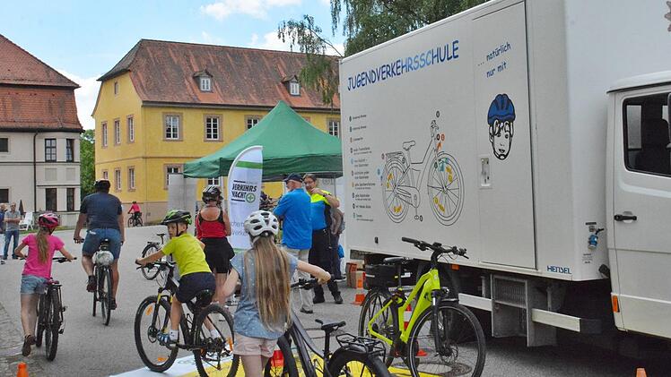 Die Kreisverkehrswacht Bad Kissingen war mit ihrer Aktion "Fahr Rad, aber sicher!" beim Fahrradtag in Maria Bildhausen. Hier handelte es sich um ein Programm der Deutschen Verkehrswacht. Die Verkehrswacht stellte diese Aktion in Zusammenarbeit mit der mobilen Jugendverkehrsschule Bad Kissingen in Maria Bildhausen vor.