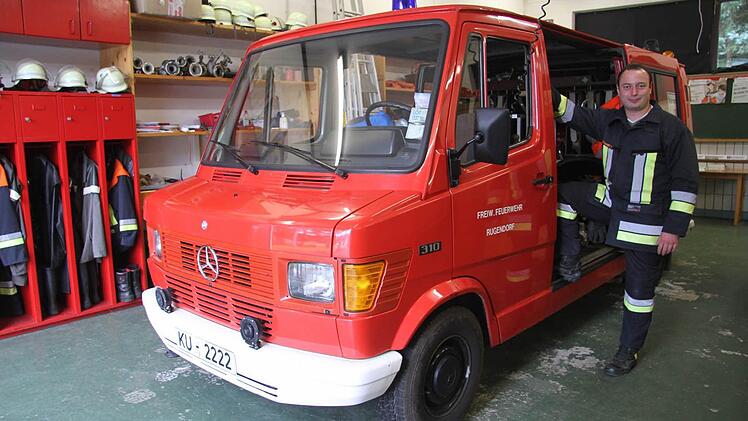 Der stellvertretende Kommandant Franz Schnaubelt steigt in das alte Feuerwehrauto ein - ein Tragkraftspritzenfahrzeug aus dem Jahr 1983. Die Ausstattung ist veraltet. Jetzt soll ein neues Fahrzeug angeschafft werden.