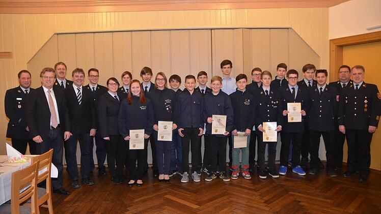Die Jugendfeuerwehren aus Burggrub und Stockheim haben den August- Ernst-Pokal gewonnen und erhielten viele Glückwünsche. Mit im Bild, Bürgermeister Rainer Detsch, Kreisbrandinspektor Harald Schnappauf, Landratstellvertreter Gerhard Wunder (zweiter bis vierter von links), von rechts, Kreisbrandrat Joachim Ranzenberger und Kreisjugendfeuerwehrwart, Kreisbrandmeister Dirk Raupach.  Foto: Karl-Heinz Hofmann