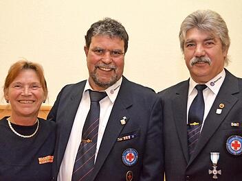 Angelika und Karl-Heinz Welter wurden vom Bad Kissinger Wasserwachtvorsitzenden Stefan Kuhn (Mitte) für ihr inzwischen 35-jähriges aktives Engagement beim den Wasserrettern geehrt. Foto: Peter Rauch