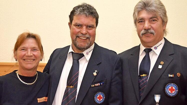 Angelika und Karl-Heinz Welter wurden vom Bad Kissinger Wasserwachtvorsitzenden Stefan Kuhn (Mitte) für ihr inzwischen 35-jähriges aktives Engagement beim den Wasserrettern geehrt. Foto: Peter Rauch