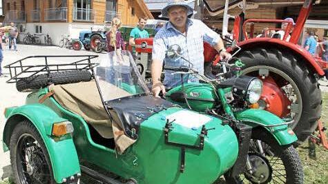Enrico Finn und sein russisches Motorradgespann der Marke Ural