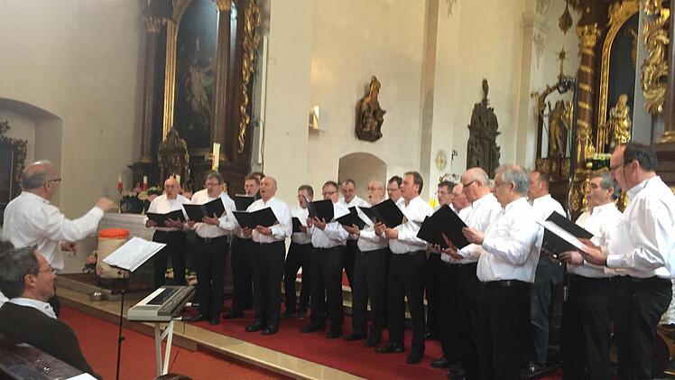 Der Chor aus Oberbach traf in der Klosterkirche Kreuzberg auf begeisterte Zuhörer. Foto: Regina Rinke
