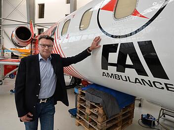 FAI-Inhaber Siegfried Axtmann lehnt an einem Ambulanz-Jet, der gerade im eigenen Hangar in Nürnberg gewartet wird. Foto: Ronald Rinklef