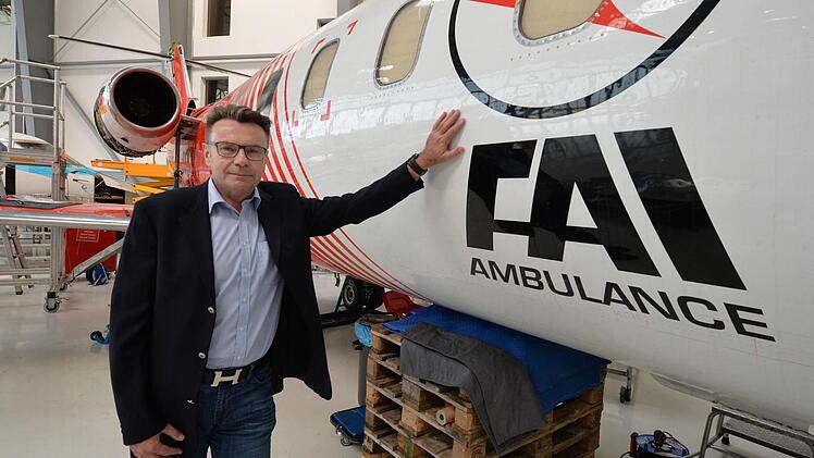 FAI-Inhaber Siegfried Axtmann lehnt an einem Ambulanz-Jet, der gerade im eigenen Hangar in Nürnberg gewartet wird. Foto: Ronald Rinklef