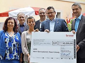 Freuten sich über die Spende in Höhe von 40000 Euro (von links): Petra Mahr vom AWO Bezirksverband Ober-/Mittelfranken, Sozialamtsleiter Peter Schubert, Liane Blietzsch, Leiterin des Mehrgenerationenhauses, Dritter Bürgermeister Thomas Nowak, Thomas Spangler, Geschäftsführer der Technik der Brosegruppe, und Randolf Spang, Geschäftsführer des AWO Bezirksverbands Ober-/Mittelfranken. Foto: dp