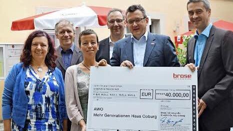 Freuten sich über die Spende in Höhe von 40000 Euro (von links): Petra Mahr vom AWO Bezirksverband Ober-/Mittelfranken, Sozialamtsleiter Peter Schubert, Liane Blietzsch, Leiterin des Mehrgenerationenhauses, Dritter Bürgermeister Thomas Nowak, Thomas Spangler, Geschäftsführer der Technik der Brosegruppe, und Randolf Spang, Geschäftsführer des AWO Bezirksverbands Ober-/Mittelfranken. Foto: dp