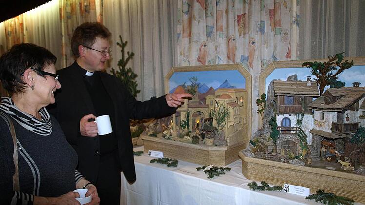 Auch Pater Jan Poja ist begeistert von der Vielzahl der Krippen. Foto: Susanne Deuerling