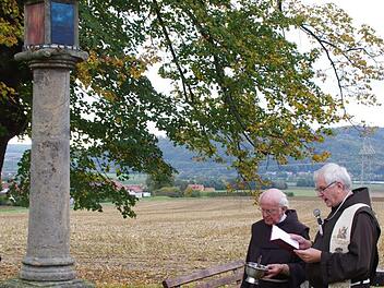 Pater Heribert Arens (re.) und Pater Alexander Weissenberger stellten die Marter bei den "Fünf Linden" unter Gottes Segen.Foto: Thomas Hümmer