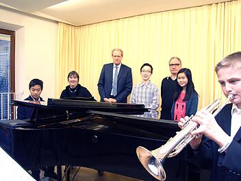 Bei der Ehrung der Musiker (von links): Brian Le Minh Nguyen, Musikschulleiterin Margit Denk, Bürgermeister German Hacker, Tobias Schumacher, Klavierlehrer Volkmar Studtrucker, Hanna Le Bao Nghi und Felix Weitner  Foto: Richard Sänger