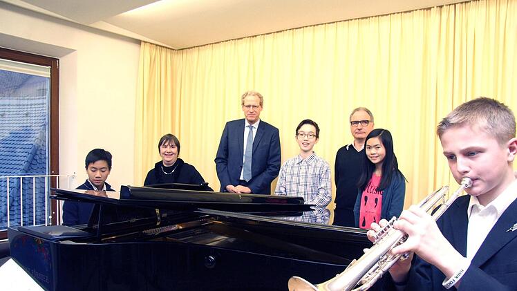 Bei der Ehrung der Musiker (von links): Brian Le Minh Nguyen, Musikschulleiterin Margit Denk, Bürgermeister German Hacker, Tobias Schumacher, Klavierlehrer Volkmar Studtrucker, Hanna Le Bao Nghi und Felix Weitner  Foto: Richard Sänger
