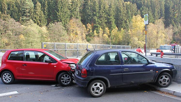 Der Fahrer des roten Skoda hat am Freitagnachmittag (26.10.2018) beim Linksabbiegen in Lauenstein den blauen Opel übesehen. Foto: Andreas Schmitt