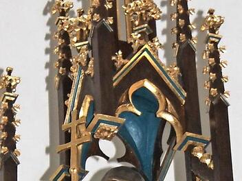 In der Jesserndorfer Pfarrkirche begegnet der heilige Antonius dem Besucher als b&auml;rtiger Eremit in brauner M&ouml;nchskutte, zu seinen F&uuml;&szlig;en ein Schwein.  Foto: as