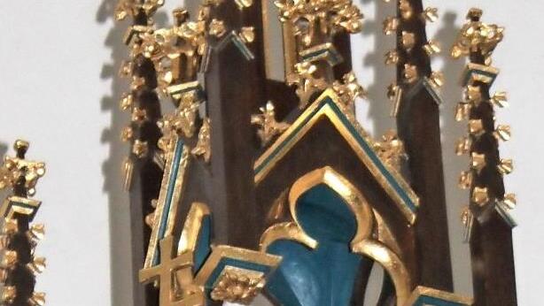 In der Jesserndorfer Pfarrkirche begegnet der heilige Antonius dem Besucher als b&auml;rtiger Eremit in brauner M&ouml;nchskutte, zu seinen F&uuml;&szlig;en ein Schwein.  Foto: as