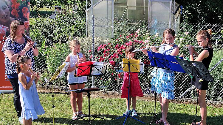 Junge Musikschülerinnen und -schüler unter der Leitung von Claudia Geyer  umrahmten die Eröffnung des "Tages der offenen Gartentür" musikalisch.  Foto: Dieter Britz