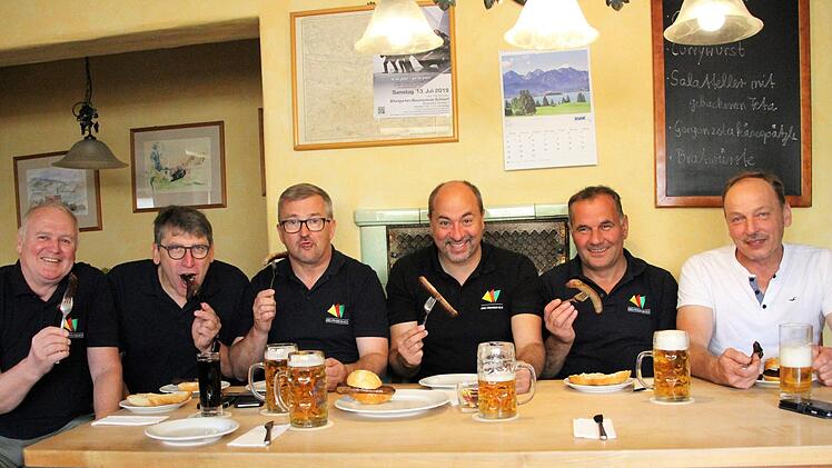 Einfach mal reinbeißen:  Mundet die Drei-Franken-Bratwurst mit einem Hauch Silvaner den Testessern Helmuth Bodenstein, Josef Körner, Ernst Nickel, Johannes Krapp, Armin Luther und Martin Kreß? Diana Fuchs