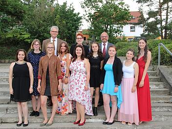 Die besten Absolventinnen der Fachakademie für Sozialpädagogik wurden besonders geehrt (von links: Alysha Rutledge, Miriam Link, Lena Fiedler, Lena Schlereth, Lisa Hägerich, Marie Pfaab, Julia Schmidt, Katja Wallrapp und Lena Werner. Es gratulierten (hinten von links: Christian Zintl, stellvertretende Landrätin Monika Horcher und Georg Gißler).Heike Beudert