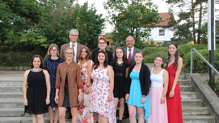 Die besten Absolventinnen der Fachakademie für Sozialpädagogik wurden besonders geehrt (von links: Alysha Rutledge, Miriam Link, Lena Fiedler, Lena Schlereth, Lisa Hägerich, Marie Pfaab, Julia Schmidt, Katja Wallrapp und Lena Werner. Es gratulierten (hinten von links: Christian Zintl, stellvertretende Landrätin Monika Horcher und Georg Gißler).Heike Beudert